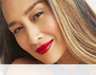 Дівчаина з макіяжем та акцентом на червоні губи