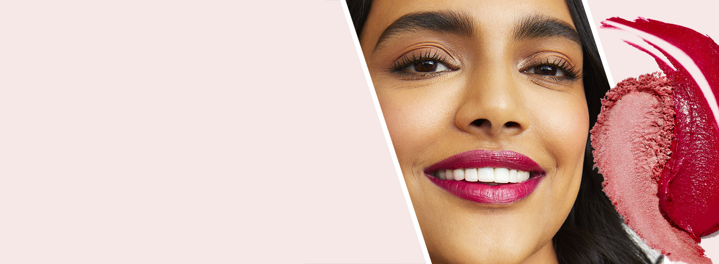 Модель, яка посміхається, з макіяжем "Зачарована романтика"