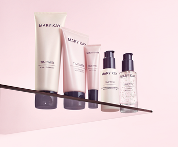 «Чарівний набір» TimeWise® Age Minimize 3D® на рожево-сірому тлі