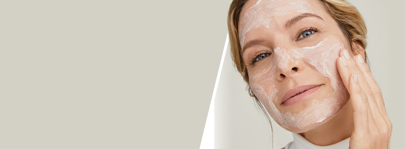 Дівчина наносить доглядовий засіб зя шкірою від Mary Kay