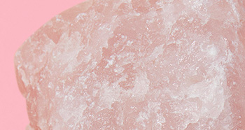 Рожевий кварц крупним планом представляє суху шкіру на рожевому тлі