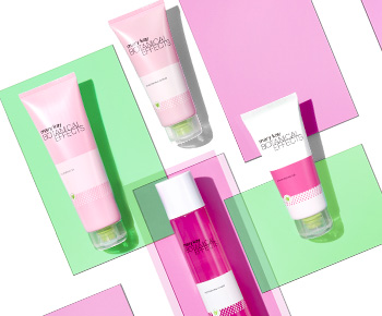 Набір з догляду за шкірою обличчя Botanical Effects® на білому тлі з рожевими та зеленими геометричними фігурами