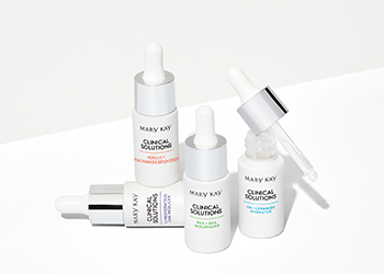 Сироватки-концентрати та Набір Clinical Solutions™ Ретинол 0.5 на тлі хімічних колб