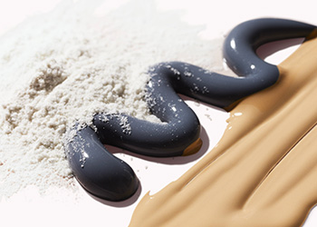 Напівпропозора розсипчаста пудра від Мері Кей, мазок вугільної маски та матової тональної основи TimeWise